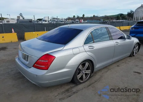 2010 Mercedes-Benz S 550 z USA, uszkodzony, nr VIN WDDNG7BB7AA320426